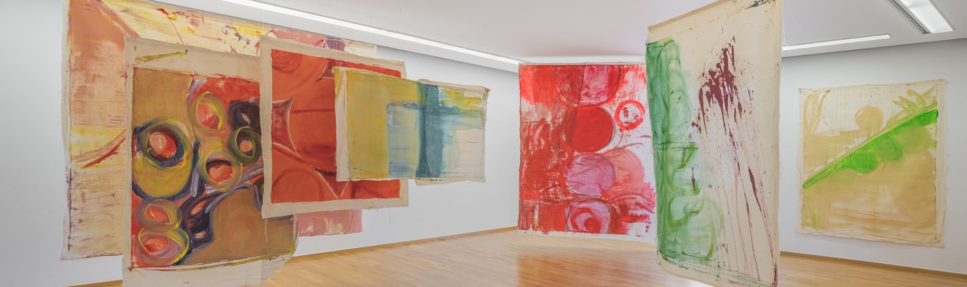 Vue de l’exposition Vivian Suter. Moving Nature, Musée d’art du Valais, Sion, 2025-2026 Toutes les œuvres : Vivian Suter, Sans titre, sans date © Vivian Suter. Courtoisie de l'artiste et Karma International, Zurich. Photo : Musées cantonaux du Valais, Sion / Olivier Lovey