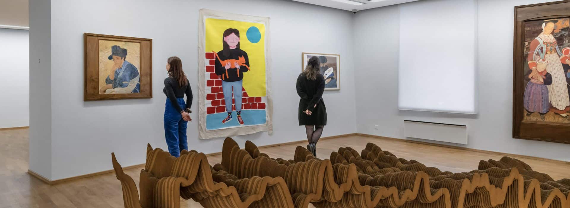 Vue de l'exposition Alabaster au Musée d'art du Valais, 2022-2023, avec des œuvres d'Andrea Wolfensberger, Ernest Biéler et Émilie Gougain © Andrea Wolfensberger. © Émilie Gougain Photo © Musées cantonaux du Valais, Sion. Olivier Lovey