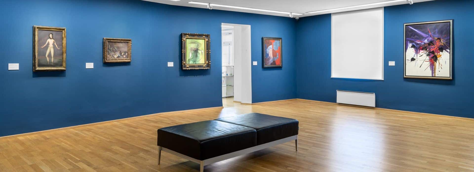 Vue de l'exposition Suite française. Legs de Brigitte Mavromichalis, Musée d'art du Valais, 2023, avec des œuvres d’Eugène Boudin et Albert Marquet © Musées cantonaux du Valais, Sion. Olivier Lovey