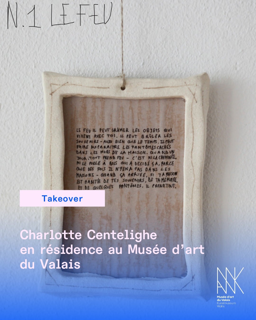Un immeuble c’est une maison remplie de maisons : sans cheminée, sans toit triangle. c’est des milliers de mémoires. des fois, ça s’abandonne. plus d’objets, plus d’humains. c’est plus des maisons. les murs eux, ils savent les milliers de vies qui habitaient ici. ils portent tout ce qui a été vivant. *** elle, elle dit que certaines maisons l’ont mangé toute entière. maintenant elle dit que la maison c’est juste avoir une bonne histoire et quelqu’un à qui la raconter, et pouvoir emprunter des chaussettes quand il faut, pour le dehors. elle dit que la maison c’est un truc d’échanges. comme avec les gens. elle dit que la maison c’est comment tu y manges – et que si c’est elle qui te mange alors faut partir. • 🔹 Charlotte Centelighe est la nouvelle artiste en résidence au Musée d'art du Valais ! 🔹 Pour vous permettre de vivre cette expérience de l'intérieur, Charlotte Centelighe prend le contrôle du compte Instagram des Musées cantonaux du Valais, et vous emmène dans les coulisses de son atelier, ouvert jusqu'en juin 2025, situé au cœur du Musée d'art du Valais. En partenariat avec @edhea_ch #museesvalais #museedartduvalais #art #kunst #residence #takeover @charlottecentelighe @florencezufferey @museumspass @culture.canton.vs @visitsion 📷 © Charlotte Centelighe / Portrait par © Florence Zufferey